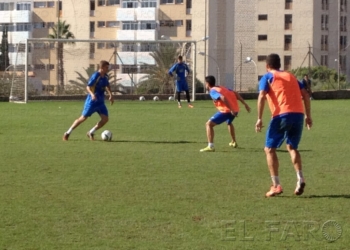 Varios instantes del entrenamiento de ayer que tuvo lugar en el campo del municipal Álvarez Claro.