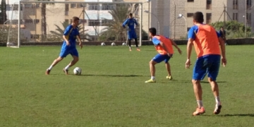Varios instantes del entrenamiento de ayer que tuvo lugar en el campo del municipal Álvarez Claro.