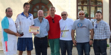 Representantes del Club Martímo, en la recogida del trofeo de campeón.