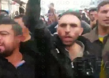 Imagen de sirios protestando en el lado marroquí de Beni Enzar.