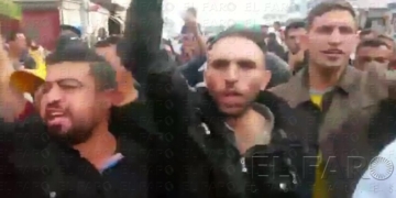 Imagen de sirios protestando en el lado marroquí de Beni Enzar.