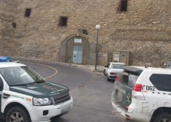 Un mena que había esnifado pegamento sube a una caseta persiguiendo a un gato