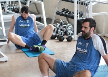 La plantilla se pone el mono en una doble sesión