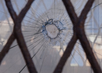 Susto en el colegio Mediterráneo tras hallar  el disparo de un perdigón en una ventana