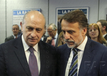 El ministro del Interior, Jorge Fernández Díaz (i), acompañado del presidente del grupo Planeta