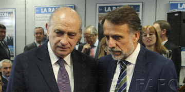 El ministro del Interior, Jorge Fernández Díaz (i), acompañado del presidente del grupo Planeta