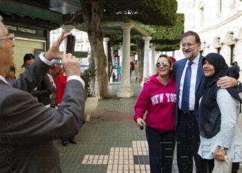 Rajoy pasea mostrando su afecto a los melillenses y que es experto en ‘selfies’
