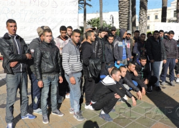 Unos 30 argelinos se concentran para reclamar asilo y protección