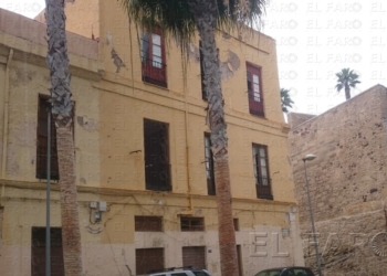 Diez menas detenidos en un piso ‘patera’ en El Mantelete tras un robo violento