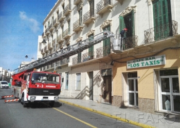 Bomberos interviene en un edificio que sufrió el derrumbe de un tabique