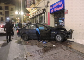 El coche que se empotró contra un local del centro hacía una carrera con otro por un ‘pique’