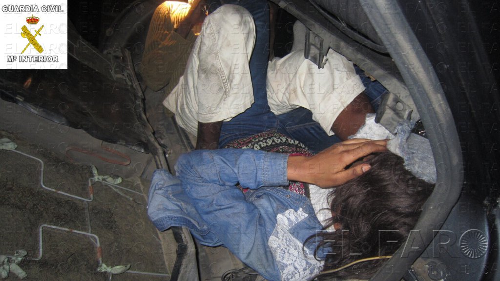 La Guardia Civil localiza en los dobles fondos de dos coches a cuatro personas