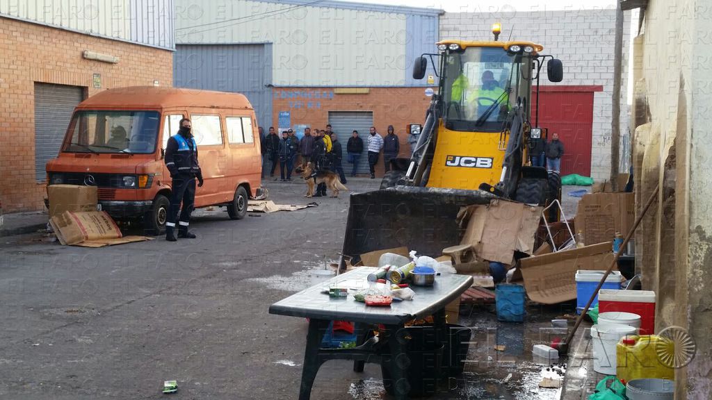 La Policía Local llena tres camiones con mercancía ilegal decomisada