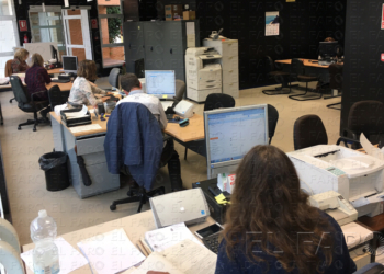 La oficina de Extranjería implanta las citas por internet y aumenta la plantilla para evitar colas