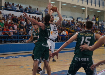 El Melilla BC tiene un pie y medio en la ACB tras el 2-0