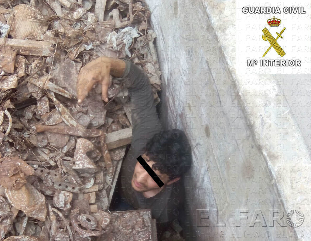 La Guardia Civil descubre el método de ocultación de los inmigrantes en las bateas de la chatarra