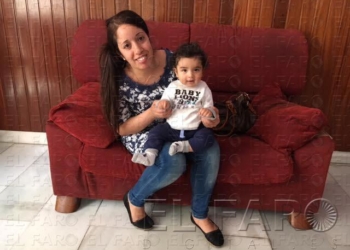 Fatima posa junto a su hijo Ryan de siete meses en hall del Hotel Nacional, ubicado en la calle José Antonio Primo de Rivera.
