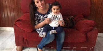 Fatima posa junto a su hijo Ryan de siete meses en hall del Hotel Nacional, ubicado en la calle José Antonio Primo de Rivera.