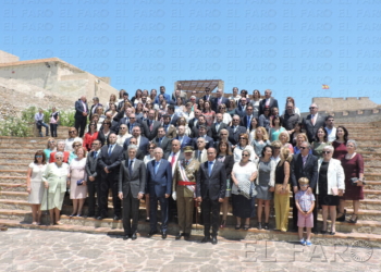 Las autoridades posaron junto a los 105 civiles que juraron la bandera española.