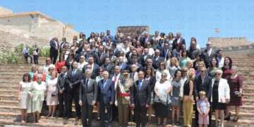 Las autoridades posaron junto a los 105 civiles que juraron la bandera española.