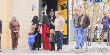 En Melilla pocas mujeres hacen uso del niqab, pero vestirlo genera un vivo debate e incluso un evidente rechazo entre algunos ciudadanos.