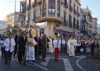 Llegada del Santísimo a la avenida Juan Carlos I, donde cientos de fieles esperaban el cortejo.