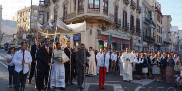 Llegada del Santísimo a la avenida Juan Carlos I, donde cientos de fieles esperaban el cortejo.
