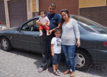 Abdel y Fatima, junto a sus hijos.