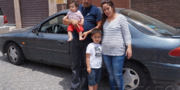 Abdel y Fatima, junto a sus hijos.