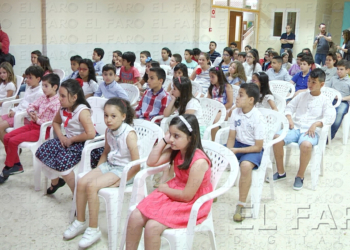 Los niños esperaban impacientes a la entrega de premios en el salón de actos del colegio Eduardo Morillas.