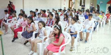 Los niños esperaban impacientes a la entrega de premios en el salón de actos del colegio Eduardo Morillas.