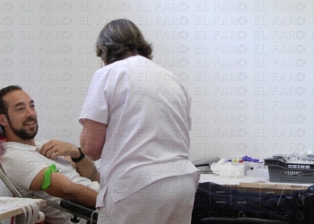 Uno de los donantes, tumbado en la camilla, durante el momento de la extracción de sangre