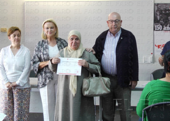 Un momento, durante la entrega de diplomas a una de las cuidadoras en el centro de Cruz Roja.