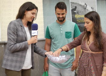 Ana y Miguel hicieron de mano inocente para sacar las papeletas de las urnas.