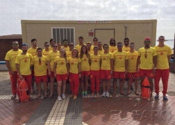 Foto de familia del equipo de socorristas que estará al servicio de los bañistas en las diferentes playas de la ciudad.