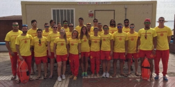 Foto de familia del equipo de socorristas que estará al servicio de los bañistas en las diferentes playas de la ciudad.
