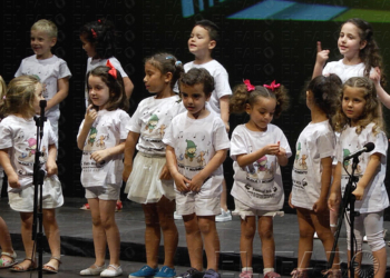 Los niños, durante una de las actuaciones.