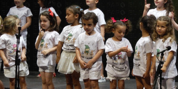 Los niños, durante una de las actuaciones.