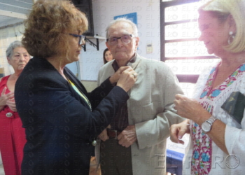 Gregorio Castillo, recibiendo la distinción.