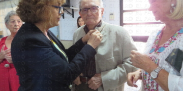 Gregorio Castillo, recibiendo la distinción.