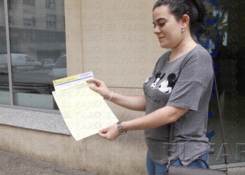 Estefanía Viñón muestra su solicitud de voto ante la oficina de Correos.