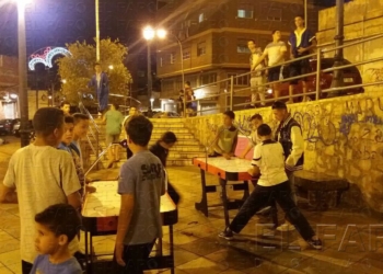 Los niños, ayer, en el barrio del Rastro, divirtiéndose con los juegos.