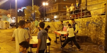 Los niños, ayer, en el barrio del Rastro, divirtiéndose con los juegos.