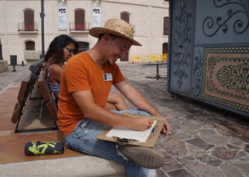 Uno de los participantes dibujando.