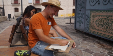 Uno de los participantes dibujando.