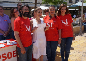 La secretaria de Empleo del PSOE, Luz Rodríguez, junto a los candidatos locales en la Plaza de las Culturas.