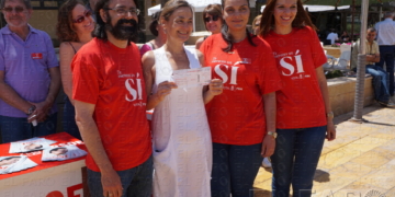 La secretaria de Empleo del PSOE, Luz Rodríguez, junto a los candidatos locales en la Plaza de las Culturas.