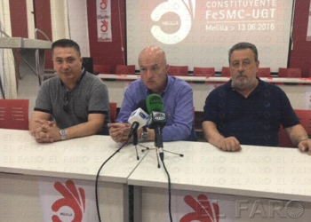 Miguel Ángel Cilleros, secretario general de FeSMC-UGT (centro), junto a miembros locales.
