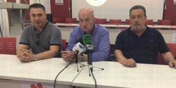 Miguel Ángel Cilleros, secretario general de FeSMC-UGT (centro), junto a miembros locales.