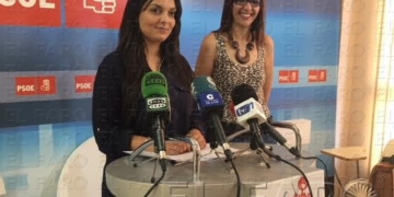 Traima Benhakei, candidata al Senado, y Sabrina Moh, candidata al Congreso, en la sede de su partido.
